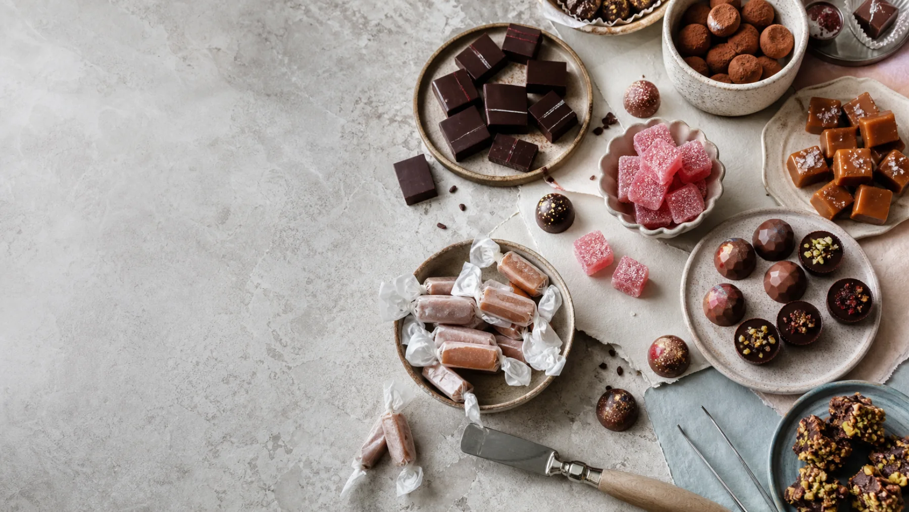 Assortiment artisanal de caramels, pâtes de fruits, pralines et bonbons au chocolat