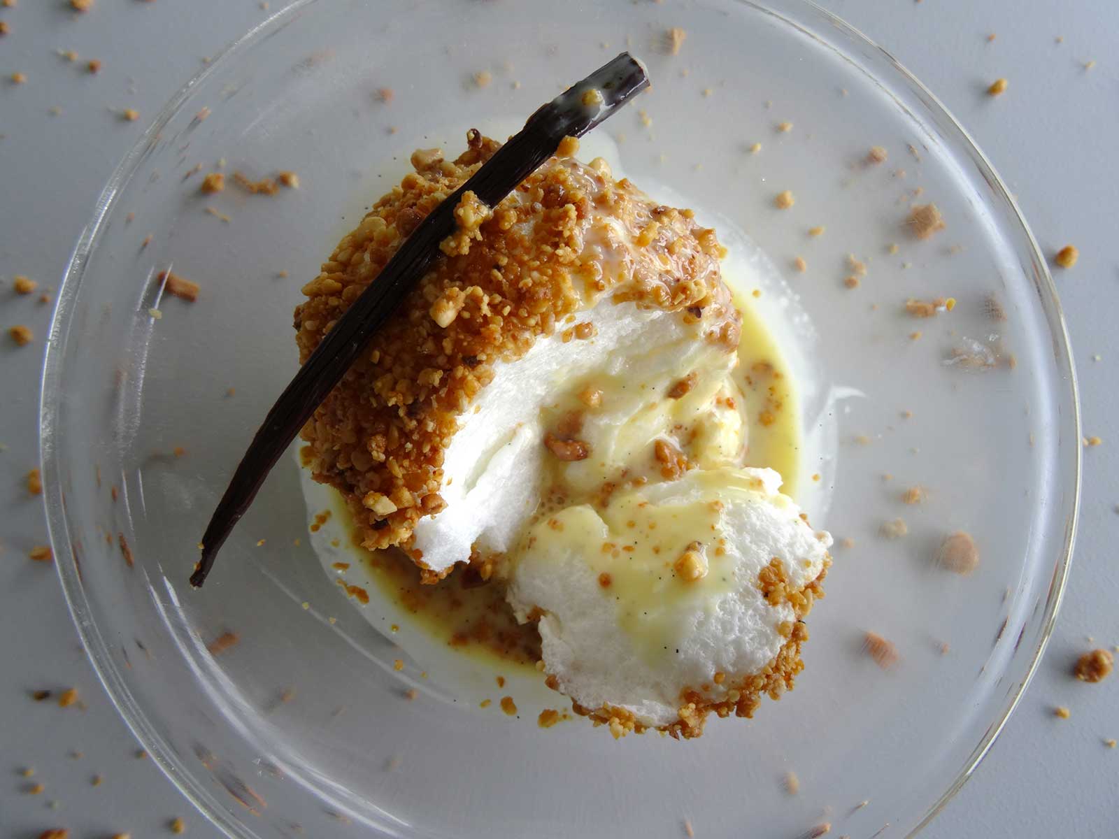 Île flottante maison dans un ramequin, crème anglaise vanillée et filet de caramel