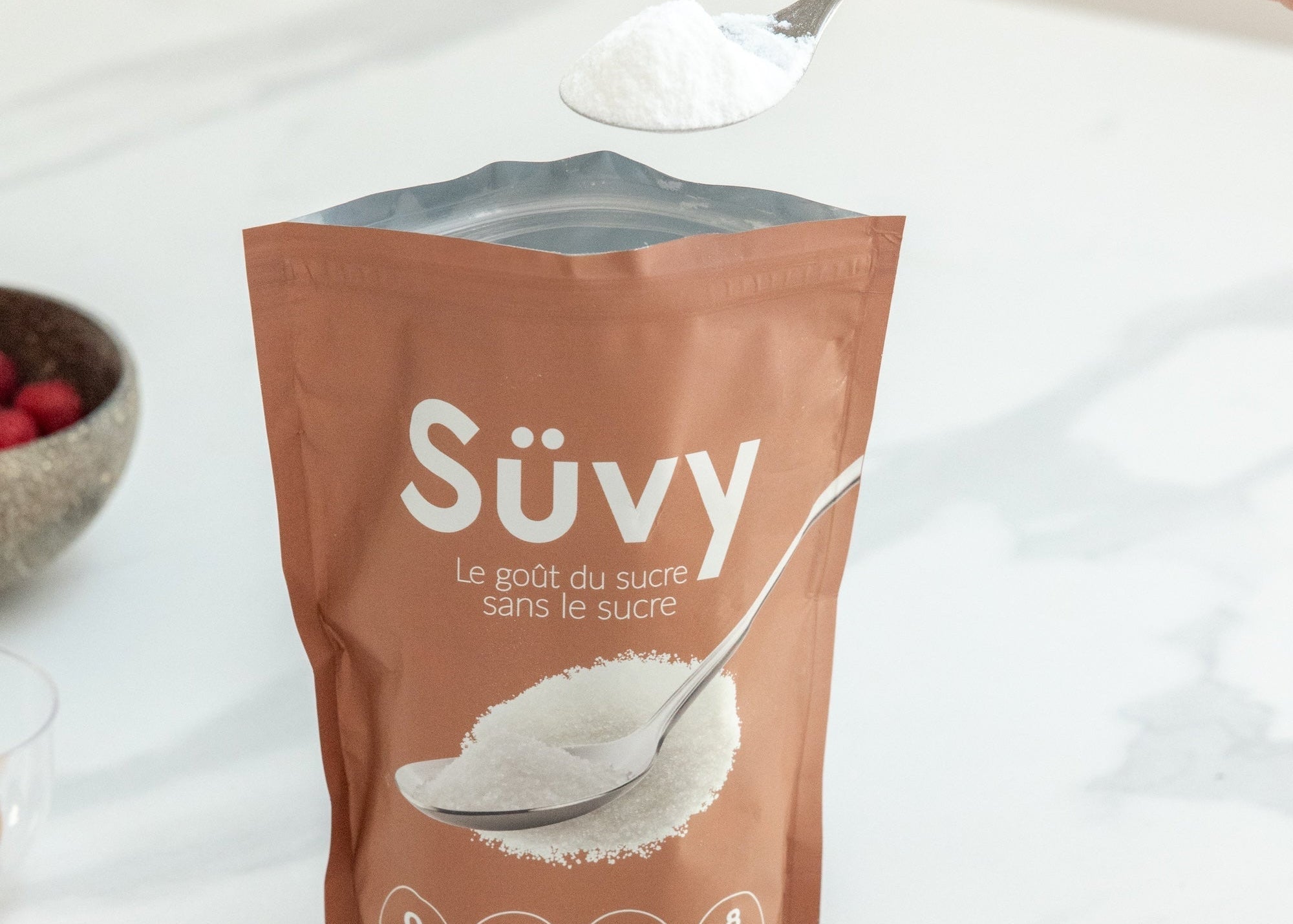 Cristaux de sucre blanc versés dans un bol en céramique