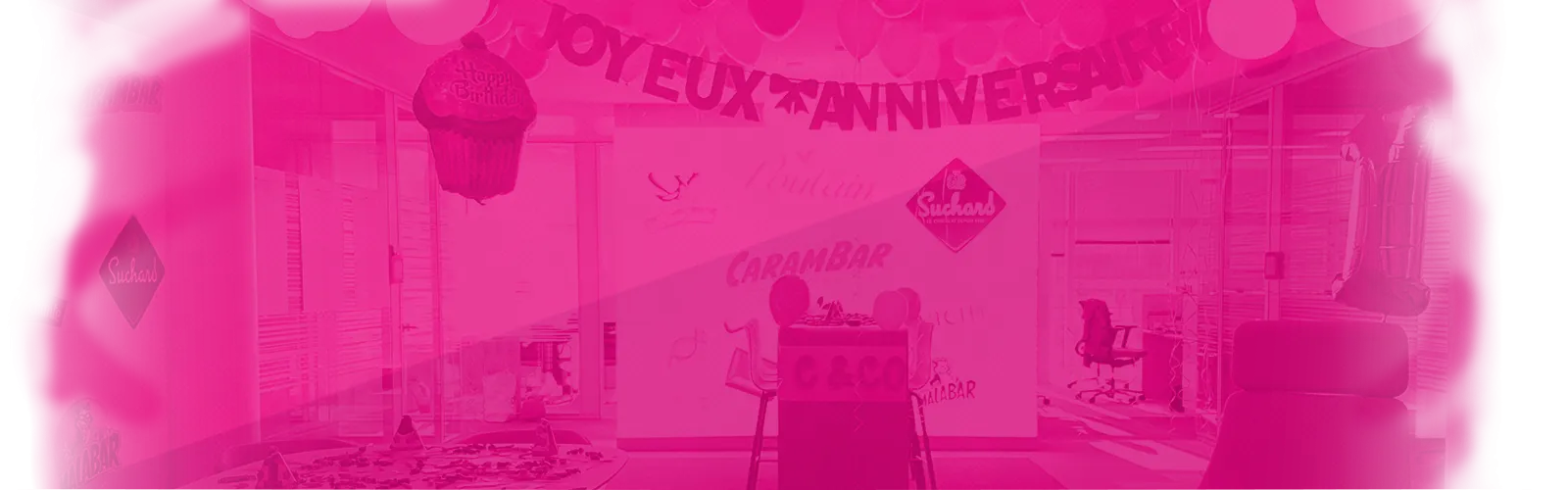 Bonbons arlequins multicolores à la coque marbrée rangés dans un bocal en verre