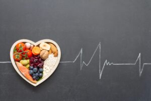 Assiette composée de féculents complets, légumineuses et fruits pour illustrer les sucres lents