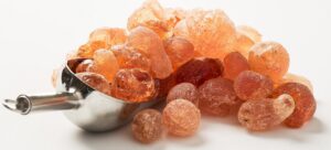 Gomme arabique en morceaux ambrés et en poudre blanche dans un bol