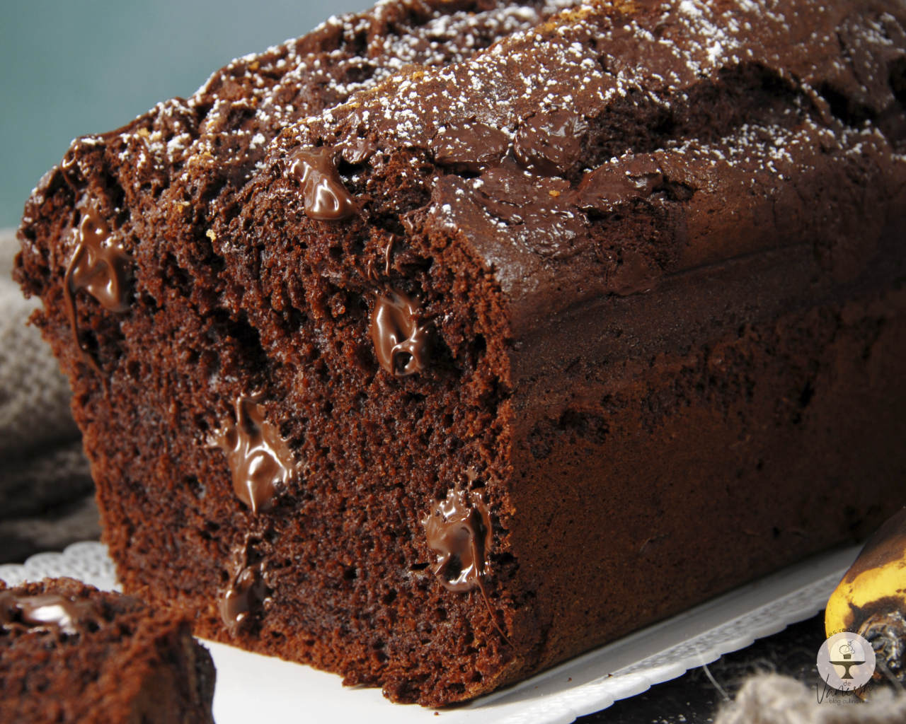 Cake banane chocolat moelleux tranché, parsemé de pépites de chocolat noir