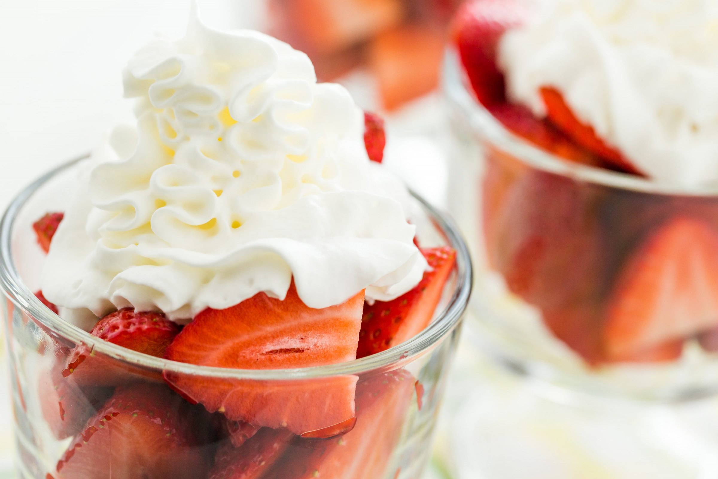 Crème fleurette entière froide fouettée dans un saladier pour préparer une chantilly