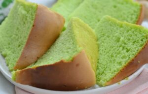 Longues feuilles vertes de pandan utilisées en cuisine