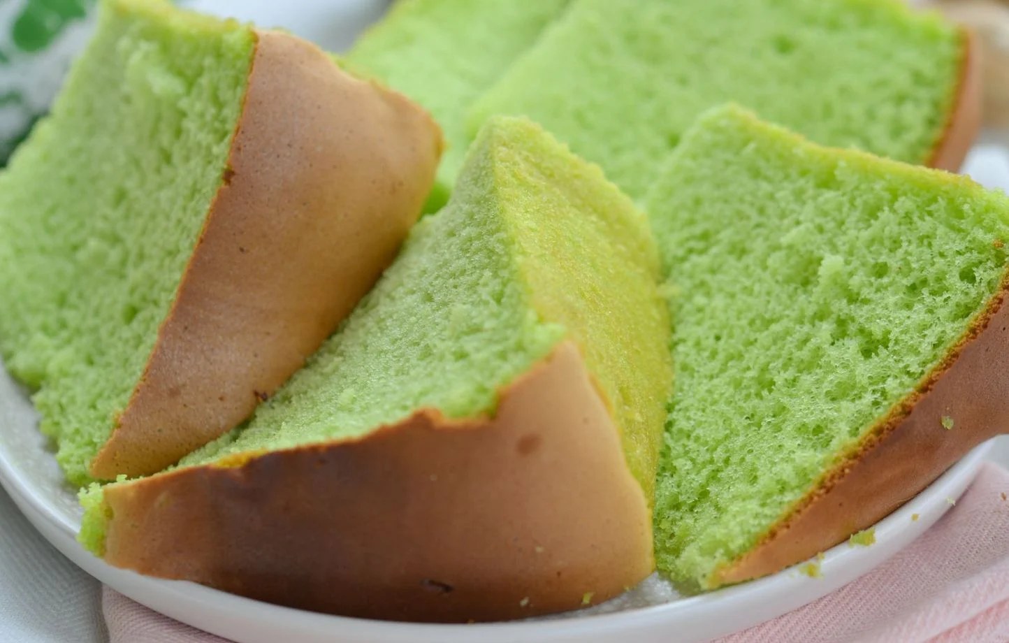 Longues feuilles vertes de pandan utilisées en cuisine