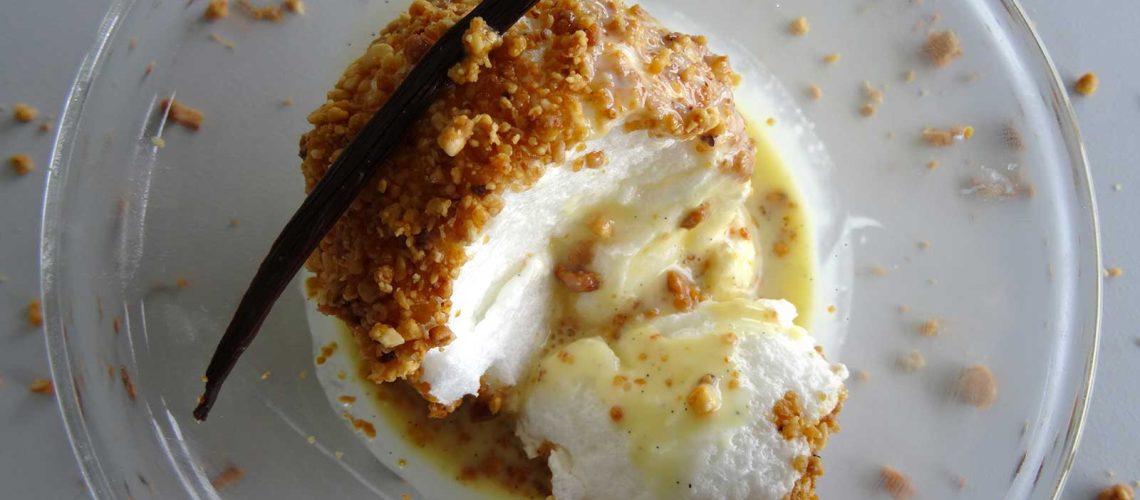 Île flottante maison dans un ramequin, crème anglaise vanillée et filet de caramel