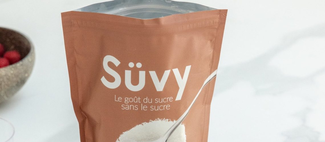 Cristaux de sucre blanc versés dans un bol en céramique