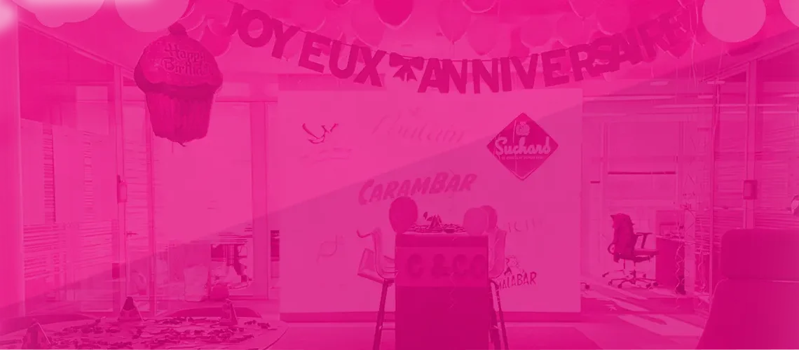 Bonbons arlequins multicolores à la coque marbrée rangés dans un bocal en verre