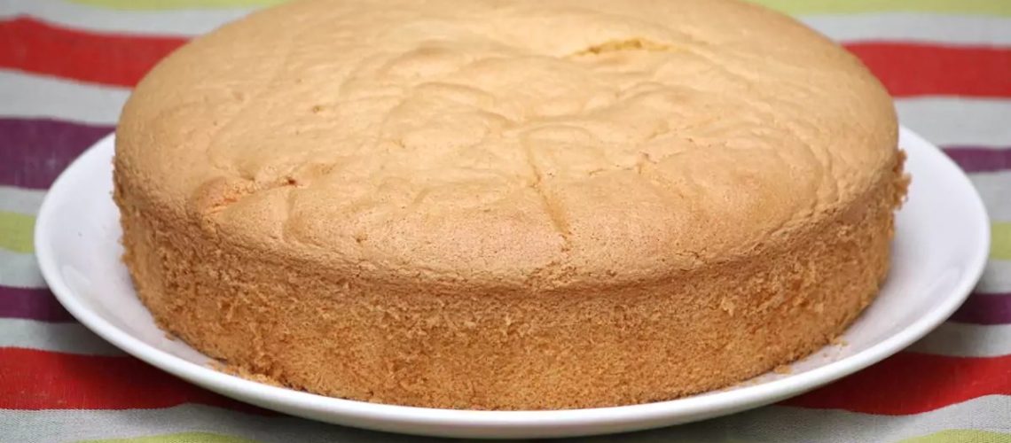 Gâteau de Savoie doré et aérien dans un moule rond à bords hauts