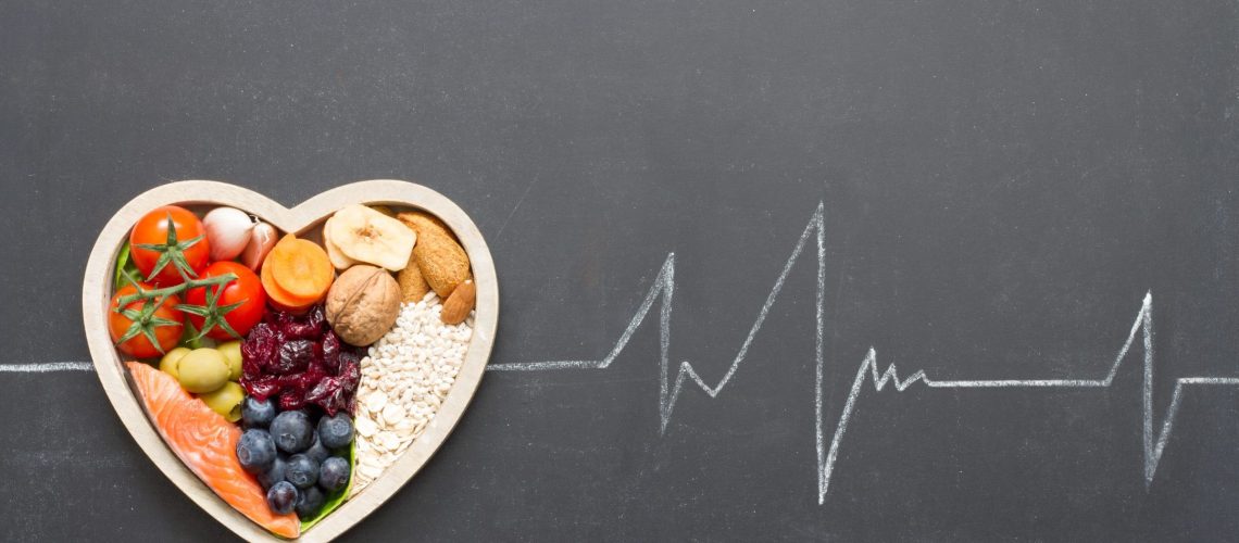 Assiette composée de féculents complets, légumineuses et fruits pour illustrer les sucres lents