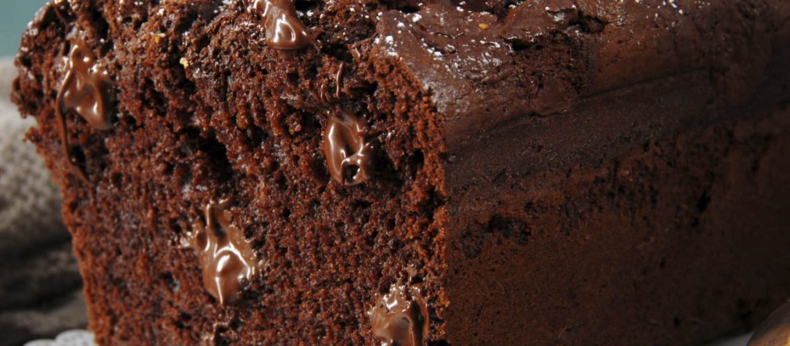 Cake banane chocolat moelleux tranché, parsemé de pépites de chocolat noir