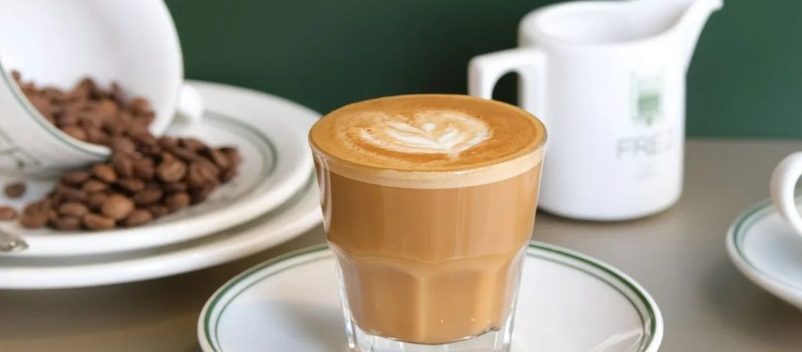 Café noisette dans une petite tasse avec une touche de lait chaud