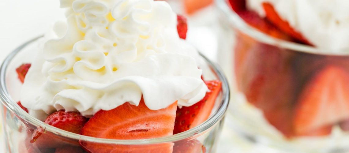 Crème fleurette entière froide fouettée dans un saladier pour préparer une chantilly
